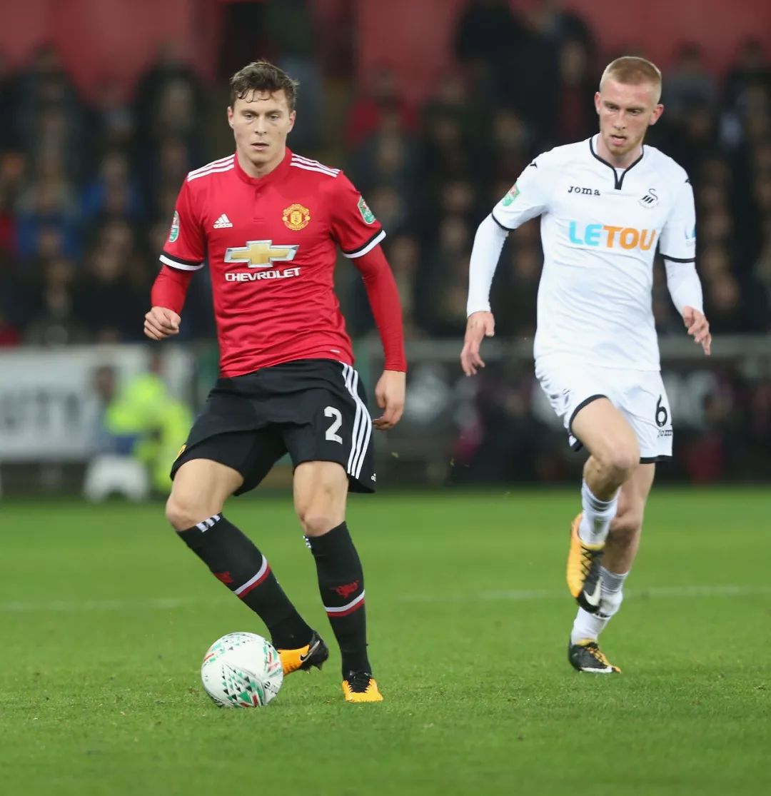 德天空:萨内仍愿意续约,经纪人索要更高的固定年薪.